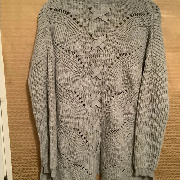 ABSOLUTELY FAMOUS~ GRAY SWEATER TOPPER~SM+ - Picture 2 of 5